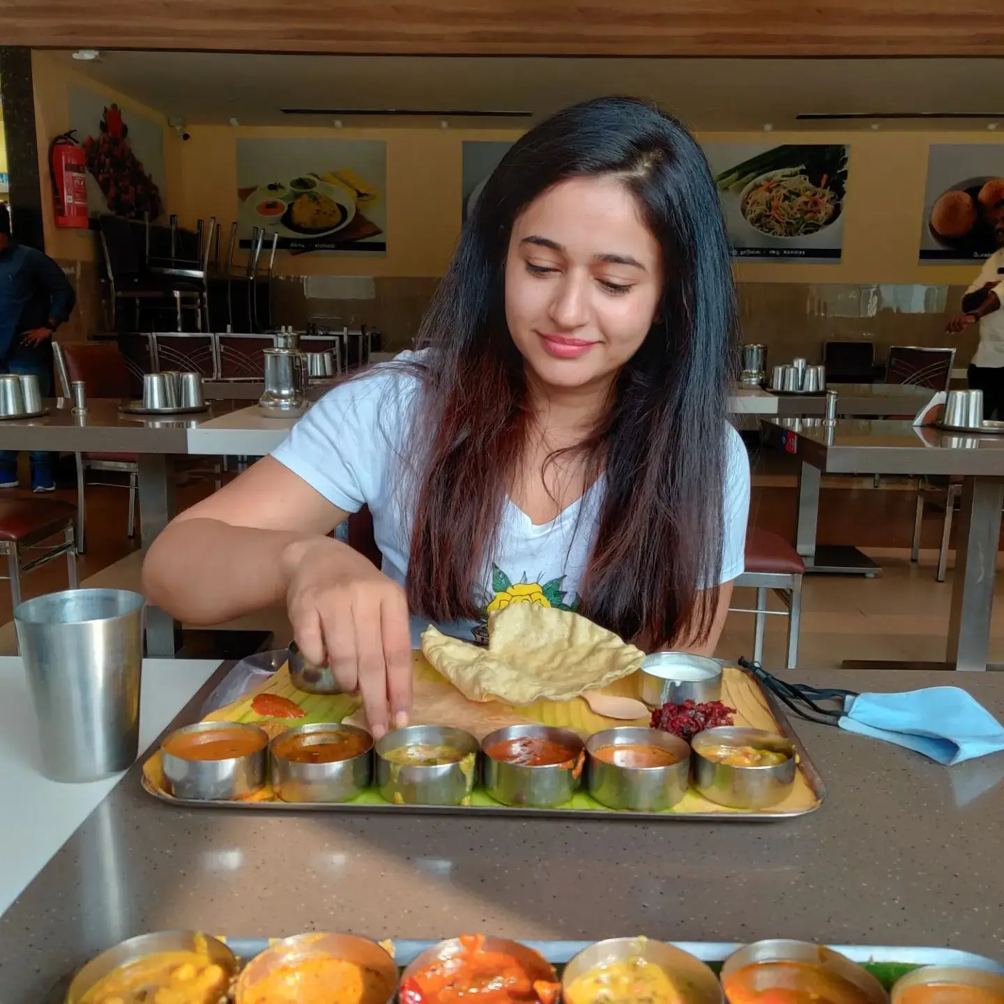 POONAM BAJWA MESMERIZING LOOKS BEAUTIFUL EATING FOOD 3